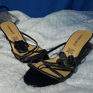 Cute strappy black heels w flower detail